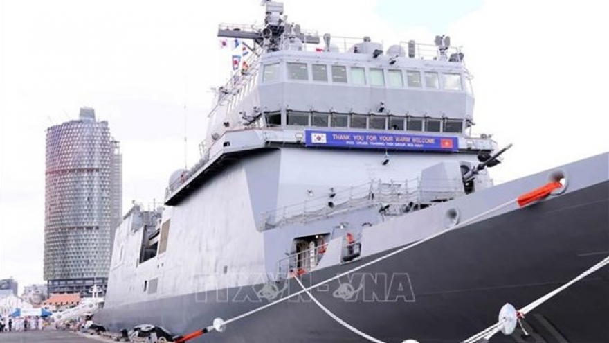 RoK’s naval training ships dock in HCM City port